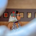 Portrait femme foulard galerie art Marrakech