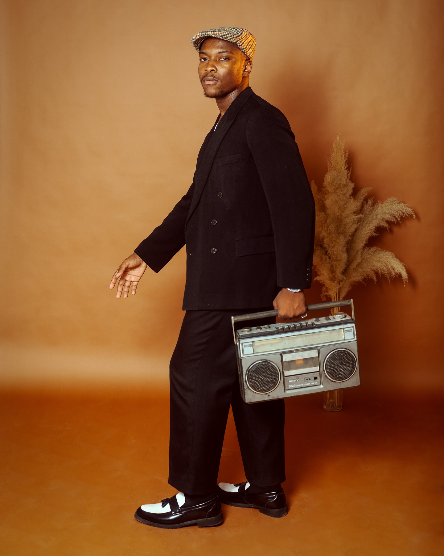 Portrait homme studio vintage boombox